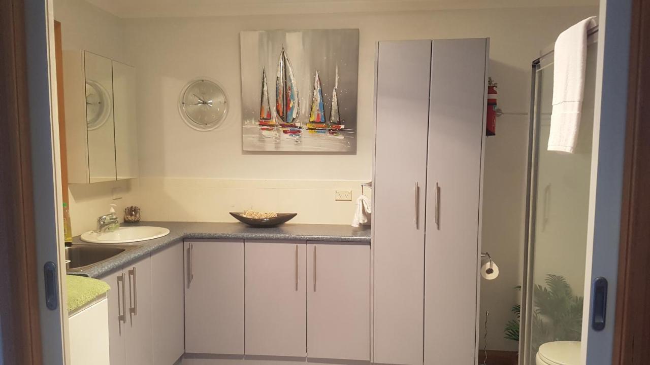 Lewi Waters Bed & Breakfast Lewisham Екстериор снимка
