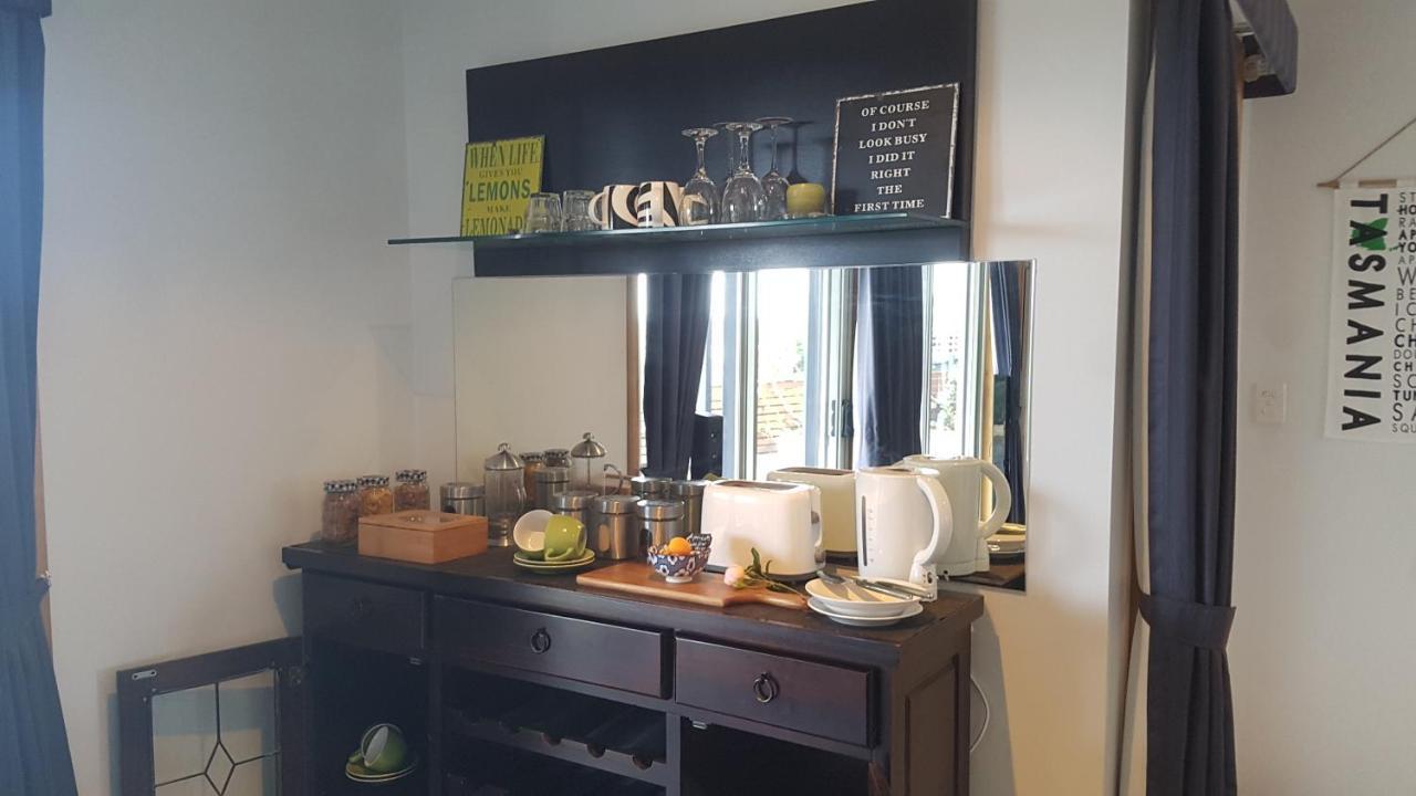 Lewi Waters Bed & Breakfast Lewisham Екстериор снимка